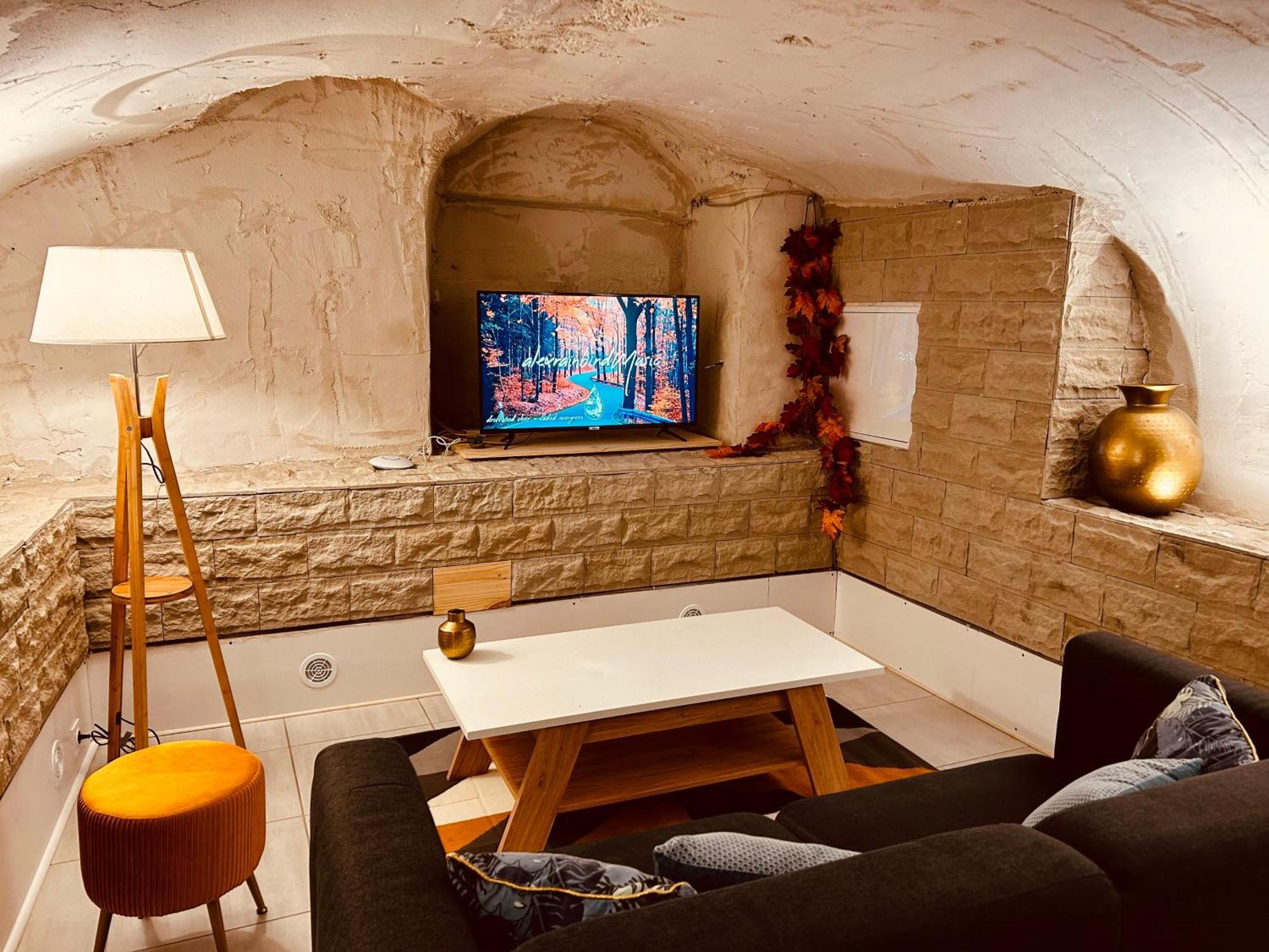 La Cave Aux Lumieres - Proche Centre-Ville - 2 Chambres - Wifi Renaison Екстериор снимка