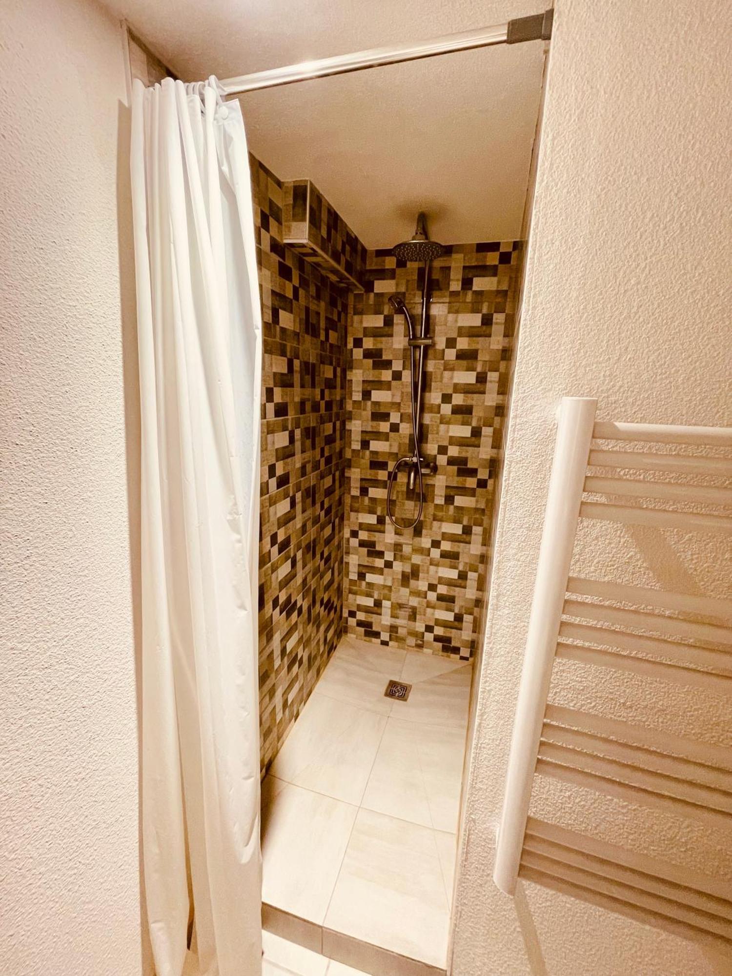La Cave Aux Lumieres - Proche Centre-Ville - 2 Chambres - Wifi Renaison Екстериор снимка